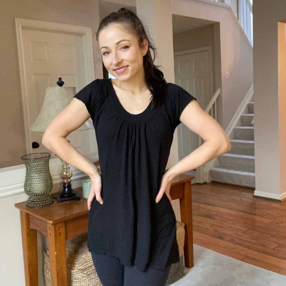 Lucy & Laurel - M - Long, Black Top